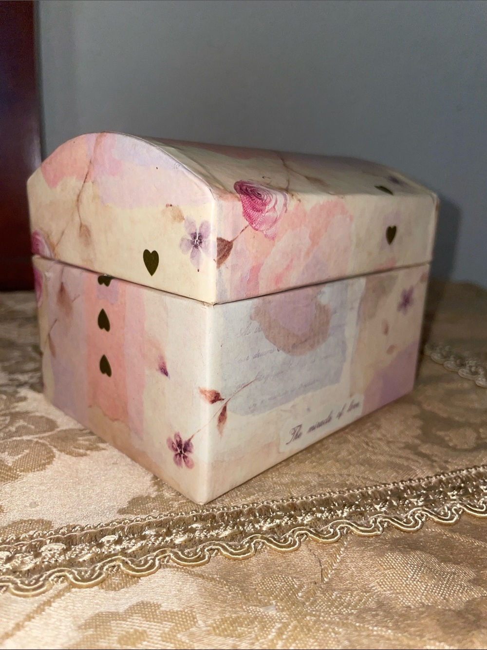 Vintage Tri-Coastal des. Inc.  botanical+ hearts Dome Keepsakes box. 5x4”